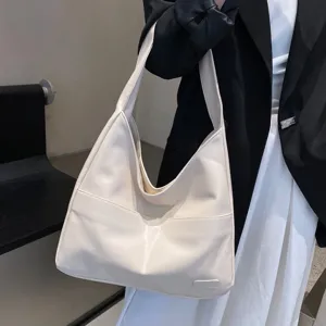 Cremeweiße weiche Leder-Schultertasche, lässige große Hobo-Bag, Detailansicht des Stils.