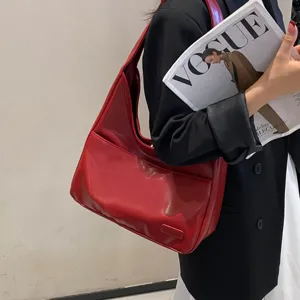 Rote Leder Umhängetasche Detail, stilvolle Hobo Tasche mit Vordertasche und glattem Reißverschluss.
