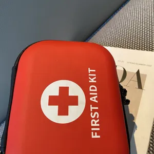 Tragbarer roter EVA Erste-Hilfe-Kasten Detail, langlebige Hartschalen-Tasche für Outdoor und Auto.