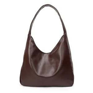 Detailaufnahme der braunen weichen Leder-Schultertasche mit eleganter Textur und grossem Volumen.