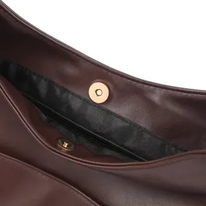 Braune weiche Ledertasche Innentasche Detailansicht mit goldenem magnetischem Verschluss.