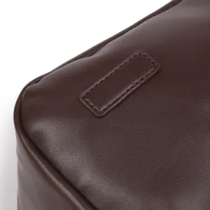 Nahaufnahme Detail braune weiche Leder Handtasche, feine Nähte und feine Lederstruktur.