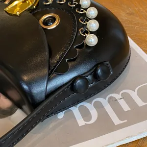 Schwarze Designer Eulen Satteltasche mit Perlenkette Detail schicke Vintage Umhängetasche