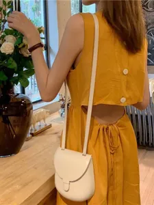 Minimalistische weiße Satcheltasche crossbody, stilvolle koreanische Retro-Umhängetasche für Damen.