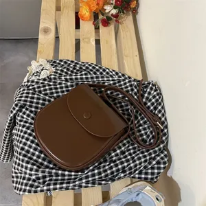 Neuer minimalistischer brauner Satteltasche für Damen, schicke Umhängetasche aus PU-Leder.