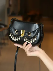 Schwarze Leder Eulen Satteltasche mit Perlen Quasten und Gold Hardware Umhängetasche.