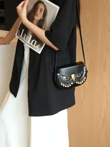 Stilvolle schwarze Schultertasche im Eulen-Design aus PU-Leder mit Perlen und Metalldetails.