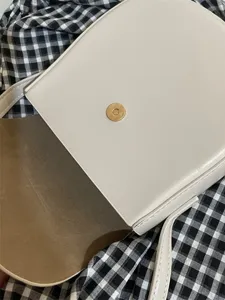 Minimalistische einfarbige Halbmond-Satteltasche, modische Damen PU Leder Umhängetasche für Alltag.