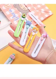 Schattig mini hobbymes met cartoon bedel, draagbare papiernijder voor dagboek en knutselen.