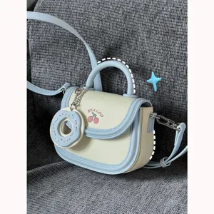 Graziosa borsa a tracolla giapponese per donna, borsa a sella blu e bianca con ricamo di ciliegie.