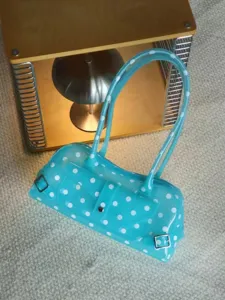 Transparente hellblaue Jelly-Handtasche mit weißen Punkten, stylische Schultertasche.