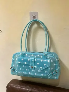 Nahaufnahme der blauen, transparenten Jelly-Schultertasche mit Punkten und Vordertasche.