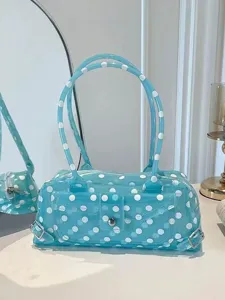 Detailaufnahme der hellblauen gepunkteten Geleetasche, klare PVC Schulterkissentasche.
