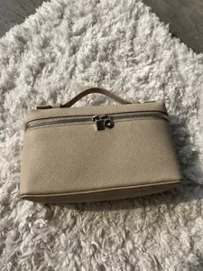 Detail view of the stylish litchi grain PU leather handbag vanity bag with secure zipper lock.