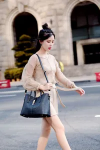 Black crocodile pattern detail on women handbag, stylish shoulder bag outdoor display.