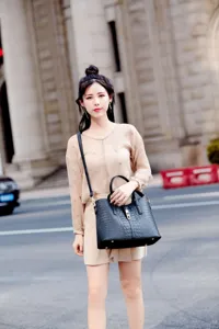 Fashionable women's crocodile pattern shoulder handbag with metal lock for daily commute.