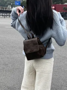 Zaino piccolo marrone vintage da donna, zainetto rétro in pelle casual, borsa giornaliera chic.