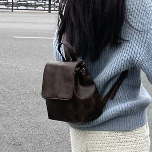 Dettaglio mini zaino vintage marrone, stile streetwear da esterno per utilizzo quotidiano.