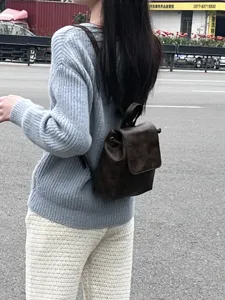 Zaino piccolo vintage marrone da donna, borsa retrò chic con chiusura a coulisse.