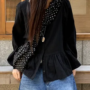 Borsa a tracolla mezzaluna a pois rétro abbinata a elegante camicetta nera con volant.
