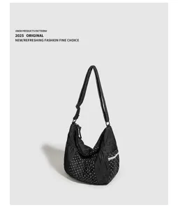 Dettaglio borsa a tracolla in denim nero, borsa casual in tela con grazioso bordo in pizzo.