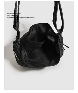 Borsa a tracolla casual in denim nero dettaglio interno con grande capacita e tasca