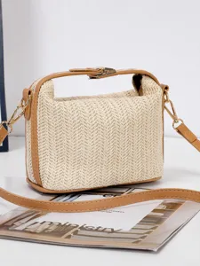 Stro geweven crossbody tas voor dames, casual schoudertas met PU lederen afwerking detail.