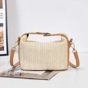 Stro geweven detail en bruine lederen afwerking van de casual dames mini schoudertas.
