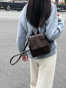 Piccolo zaino vintage marrone, stile classico, borsa casual elegante da donna.