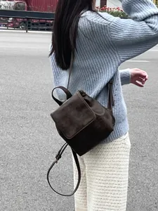 Zaino mini marrone retrò da donna, piccola borsa a tracolla elegante, stile casual e quotidiano.