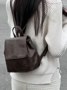Zaino vintage marrone scuro da donna, borsa da scuola in pelle casual chic in stile retro.