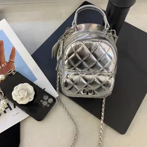 Mini sac à dos matelassé argenté pour femme, élégant sac à dos en cuir métallisé.