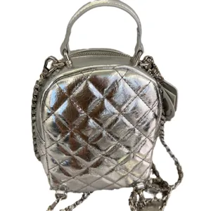 Mini sac à dos matelassé métallique argenté pour femmes, sac bandoulière élégant chic.