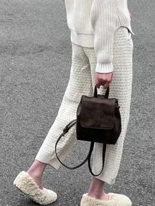 Dettaglio del mini zaino marrone vintage, che mostra una texture raffinata e stile retrò.