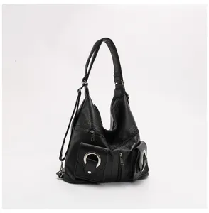 Vista dettagliata dello zaino in pelle PU nera, tasche con zip anteriori e anelli in metallo.