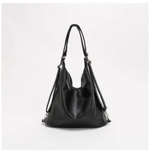 Vista dettagliata della texture dello zaino convertibile e borsa hobo in morbida pelle nera.