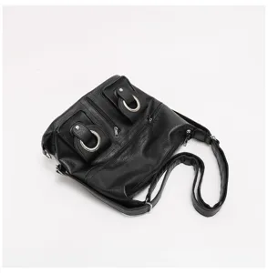 Borsa a tracolla in morbida pelle nera stile moto Y2K retrò con doppie tasche e anelli metallici.