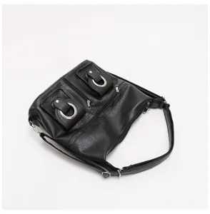 Borsa a tracolla nera in pelle morbida con tasche con zip e dettagli di anelli in metallo.