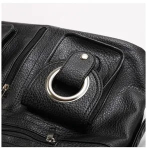 Dettaglio borsa da motociclista in morbida pelle nera, borsa a tracolla vintage Y2K con tasche.