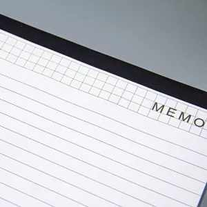 Nahaufnahme Detail von A7 Mini Notizblock Papier, kariert und liniert, Taschen Planer Einlage.