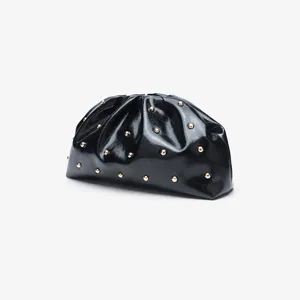 Borsa a tracolla plissettata nera lucida con borchie oro, design morbido, dettaglio.