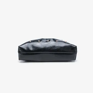 Borsa a pochette in ecopelle nera con eleganti dettagli di borchie dorate e arricciatura