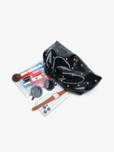 Elegante borsa a pochette nera arricciata con borchie dorate, borsa da donna trendy.
