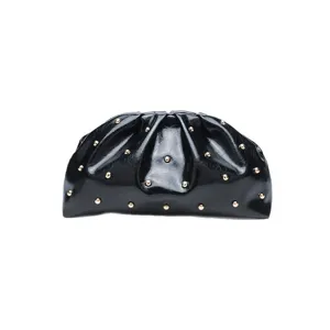 Borsa a pochette plissettata nera con borchie dorate, elegante borsa da donna per ogni giorno.