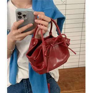 Borsa a secchiello elegante in pelle verniciata rossa con fiocco per moda quotidiana e casual