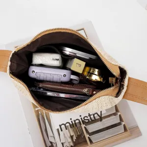 Geweven stro crossbody tas voor dames, stijlvolle zomertas met veel ruimte.