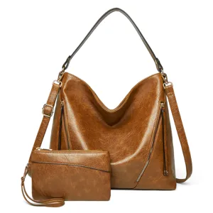 Vue détaillée du sac hobo élégant en similicuir marron avec une pochette assortie chic.