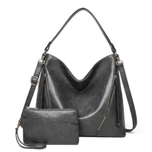 Sac à bandoulière hobo en cuir PU gris foncé avec pochette assortie et détails dorés.