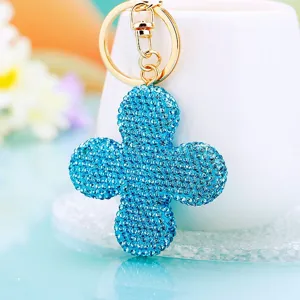 Portachiavi quadrifoglio con strass blu dettaglio primo piano ciondolo anello accessorio.