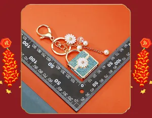 Rhinestone Daisy Bag Keychain Metal Car Key Ring Pendant Fashion Women Bag Charm Accessory